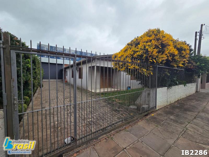 Casa mista com 2 dormitórios com prédio nos fundos        