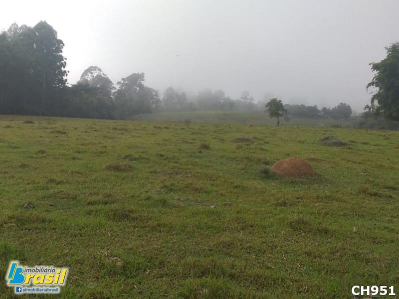 Chácara com 8.400m²                       