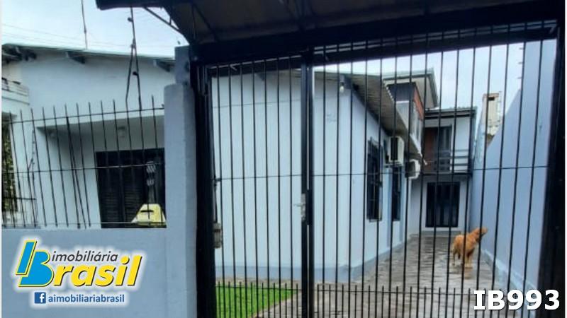 Terreno com 2 casas de alvenaria 
